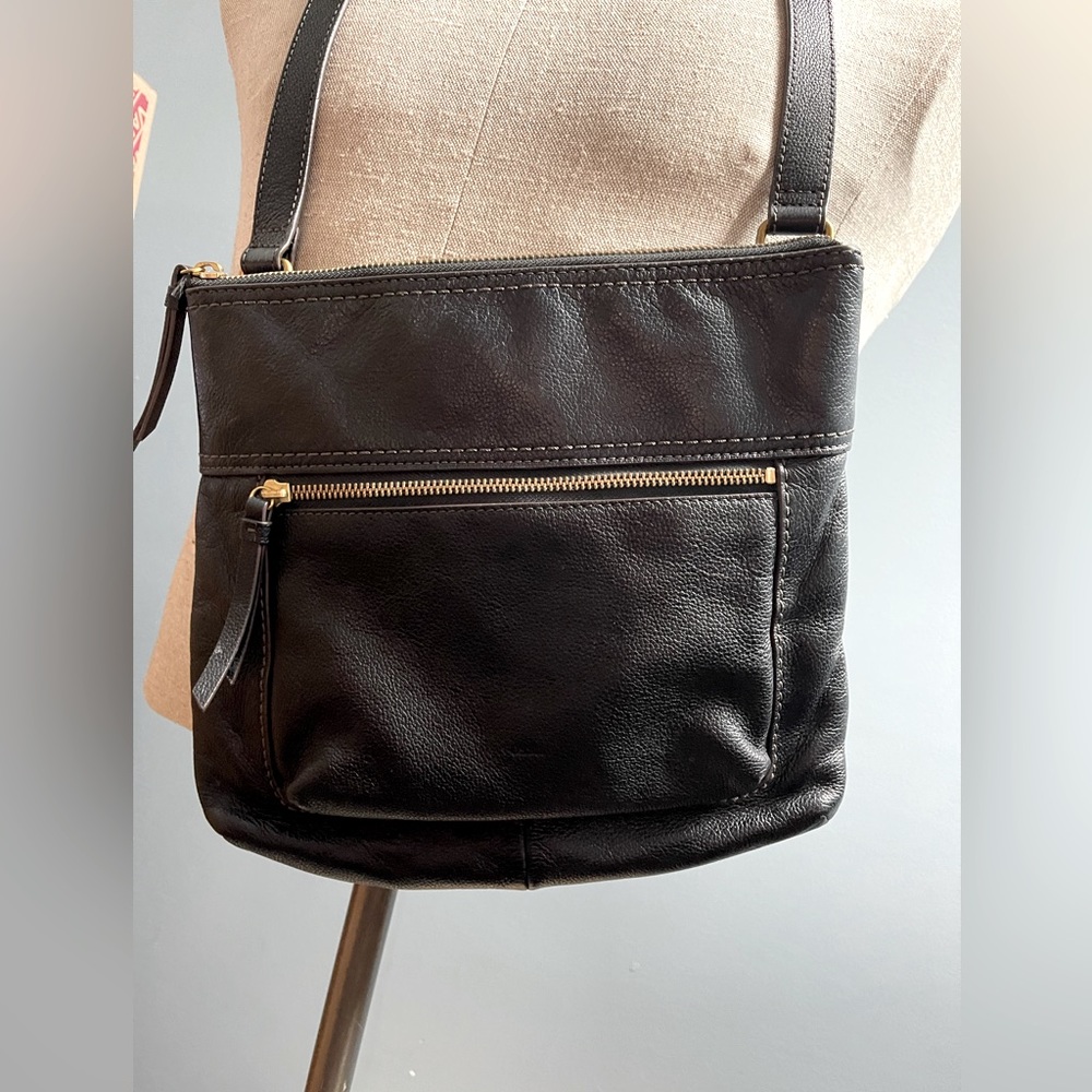 Stunning Fossil shoulder purse in dark brown leather